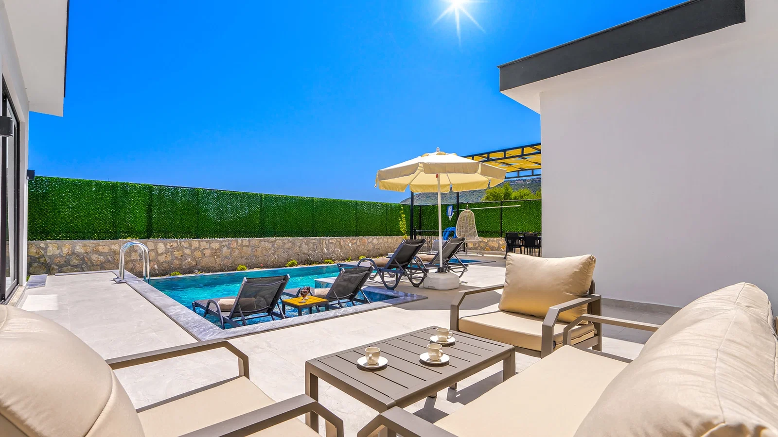 Bezirgan’da Balayı Çiftlerine Uygun, Korunaklı Havuzlu, 2 Yatak Odalı, Kiralık Villa
