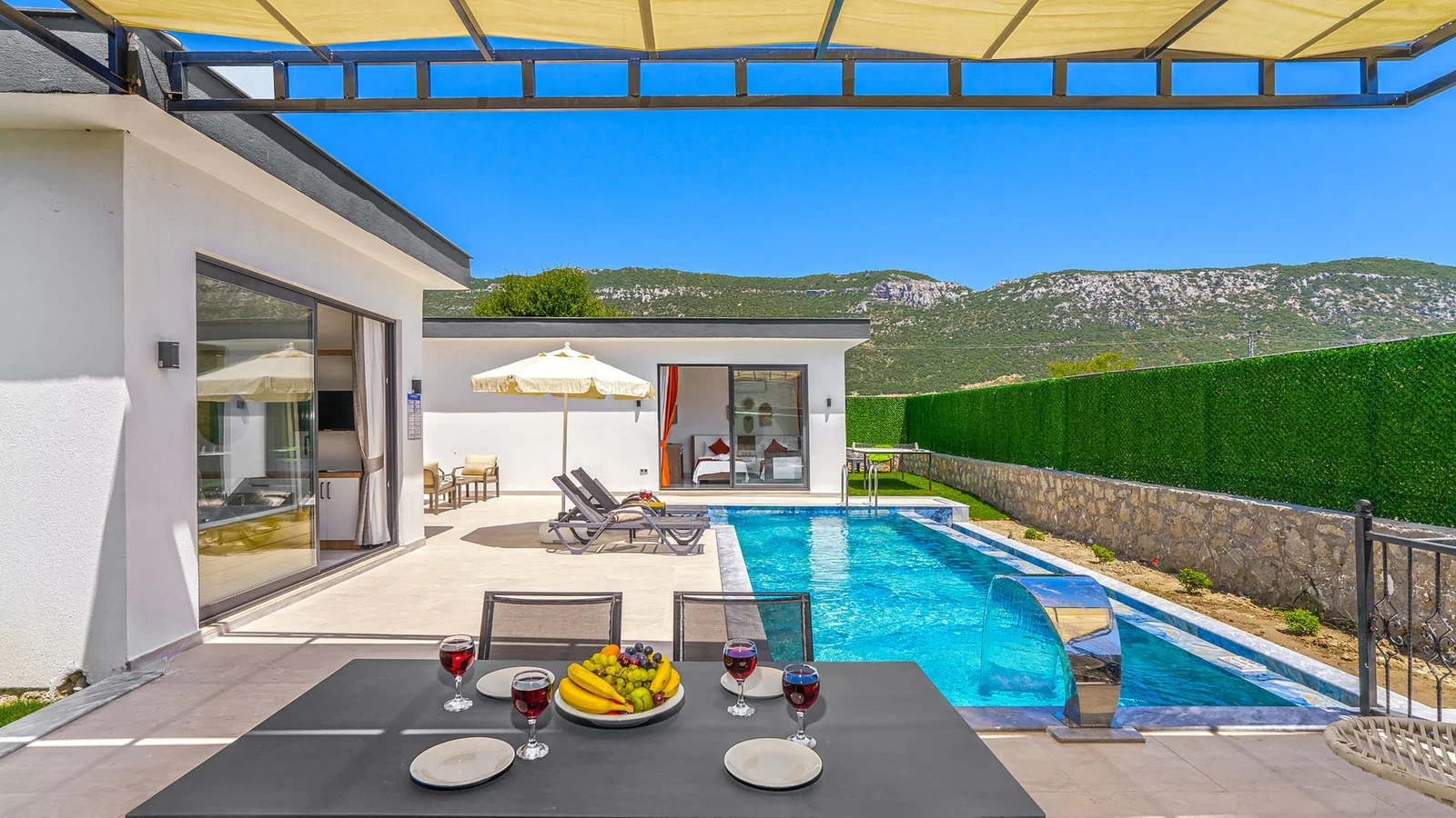 Bezirgan’da Balayı Çiftlerine Uygun, Korunaklı Havuzlu, 2 Yatak Odalı, Kiralık Villa