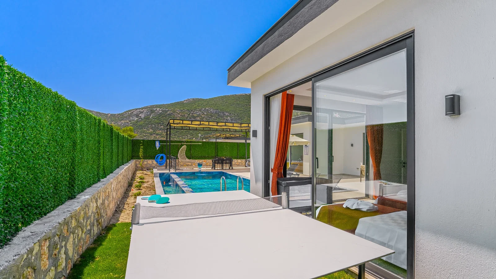 Bezirgan’da Balayı Çiftlerine Uygun, Korunaklı Havuzlu, 2 Yatak Odalı, Kiralık Villa