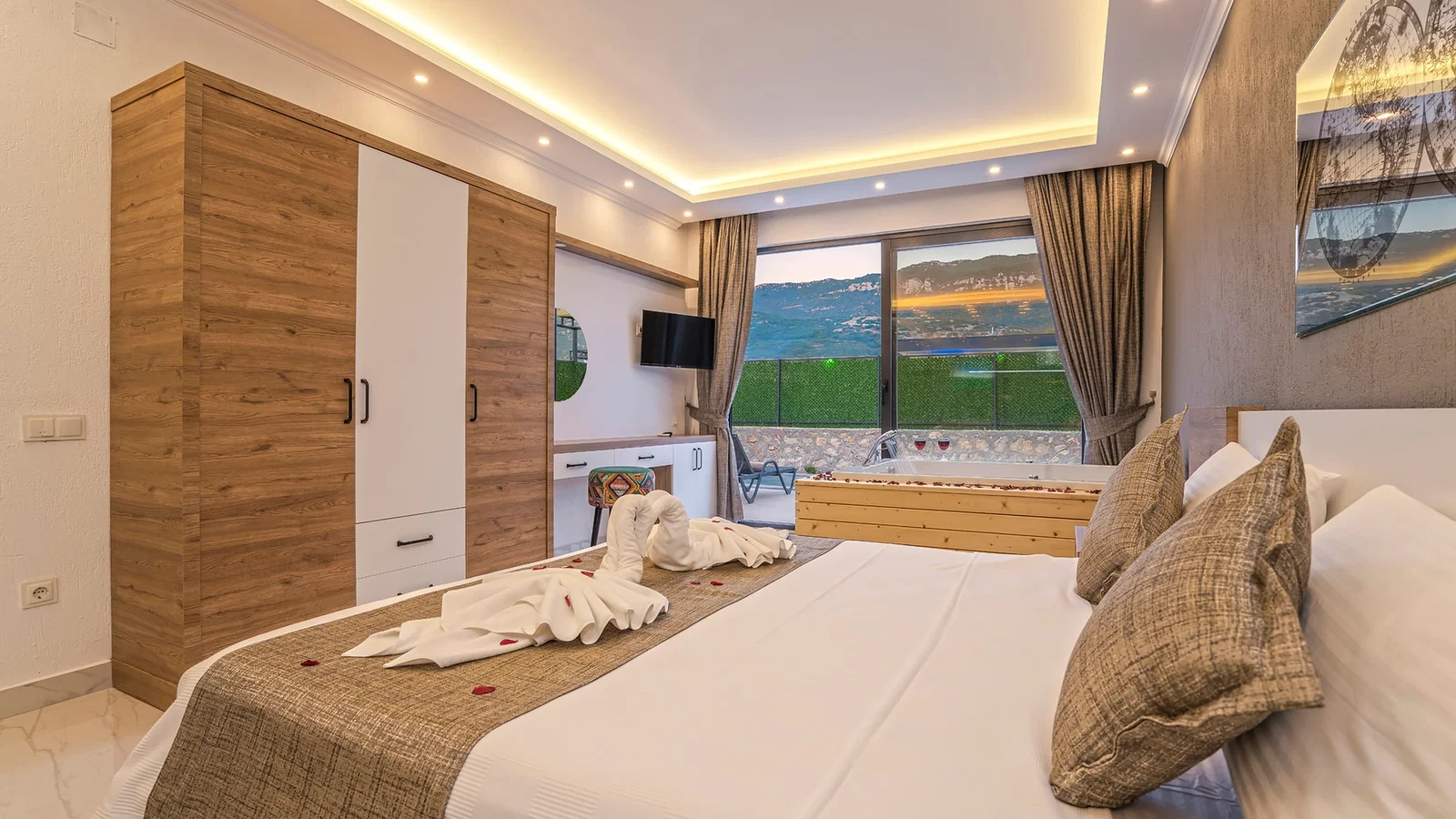 Bezirgan’da Huzurlu, Korunaklı Havuzlu, 2 Yatak Odalı, Kiralık Villa