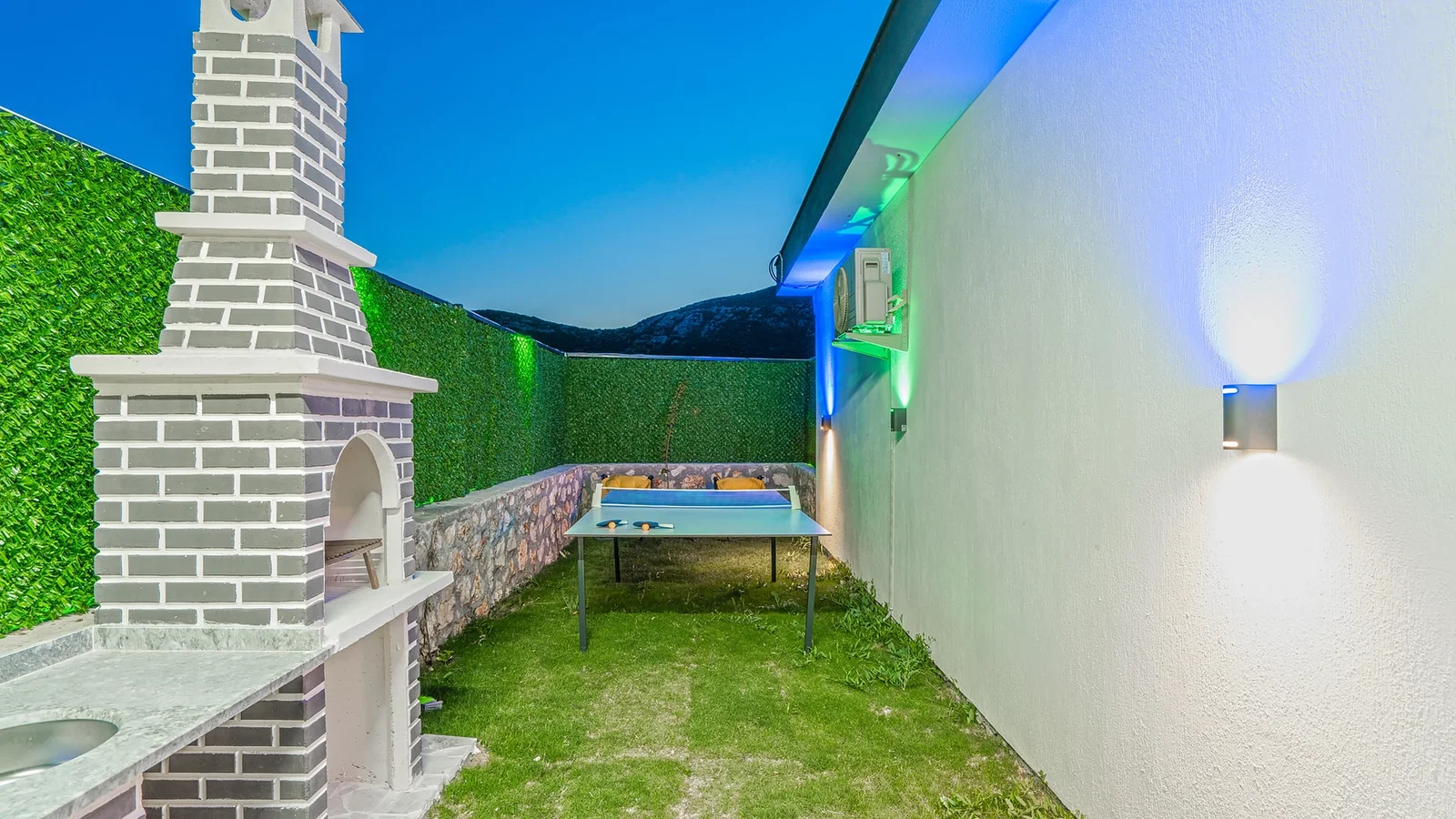Bezirgan’da Huzurlu, Korunaklı Havuzlu, 2 Yatak Odalı, Kiralık Villa