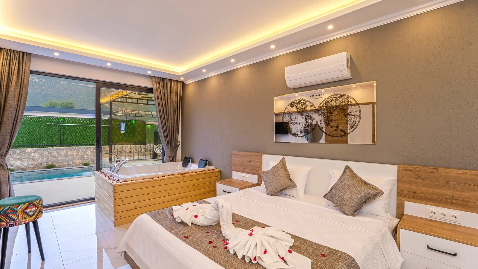 Bezirgan’da Huzurlu, Korunaklı Havuzlu, 2 Yatak Odalı, Kiralık Villa