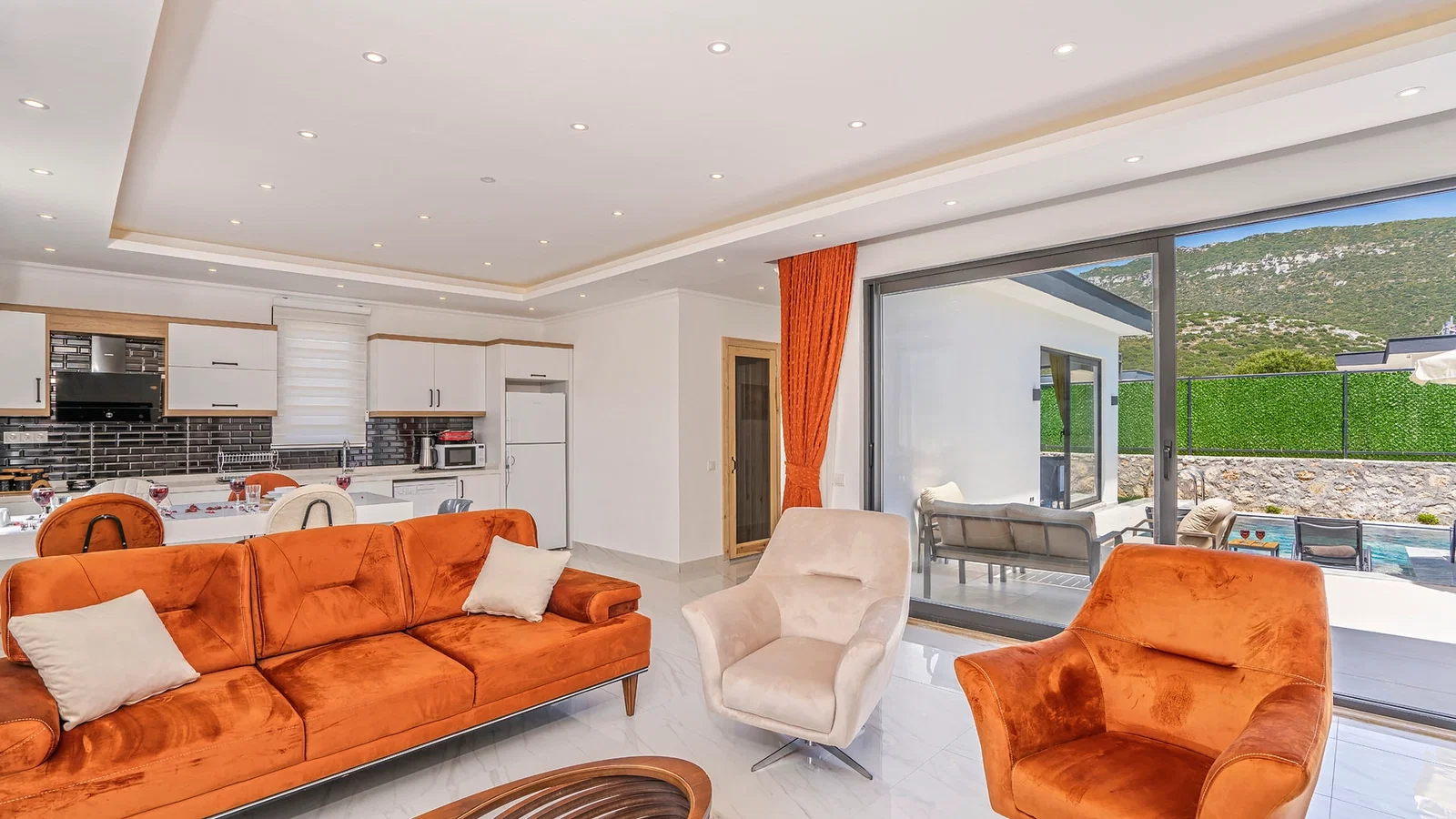 Bezirgan’da Huzurlu, Korunaklı Havuzlu, 2 Yatak Odalı, Kiralık Villa