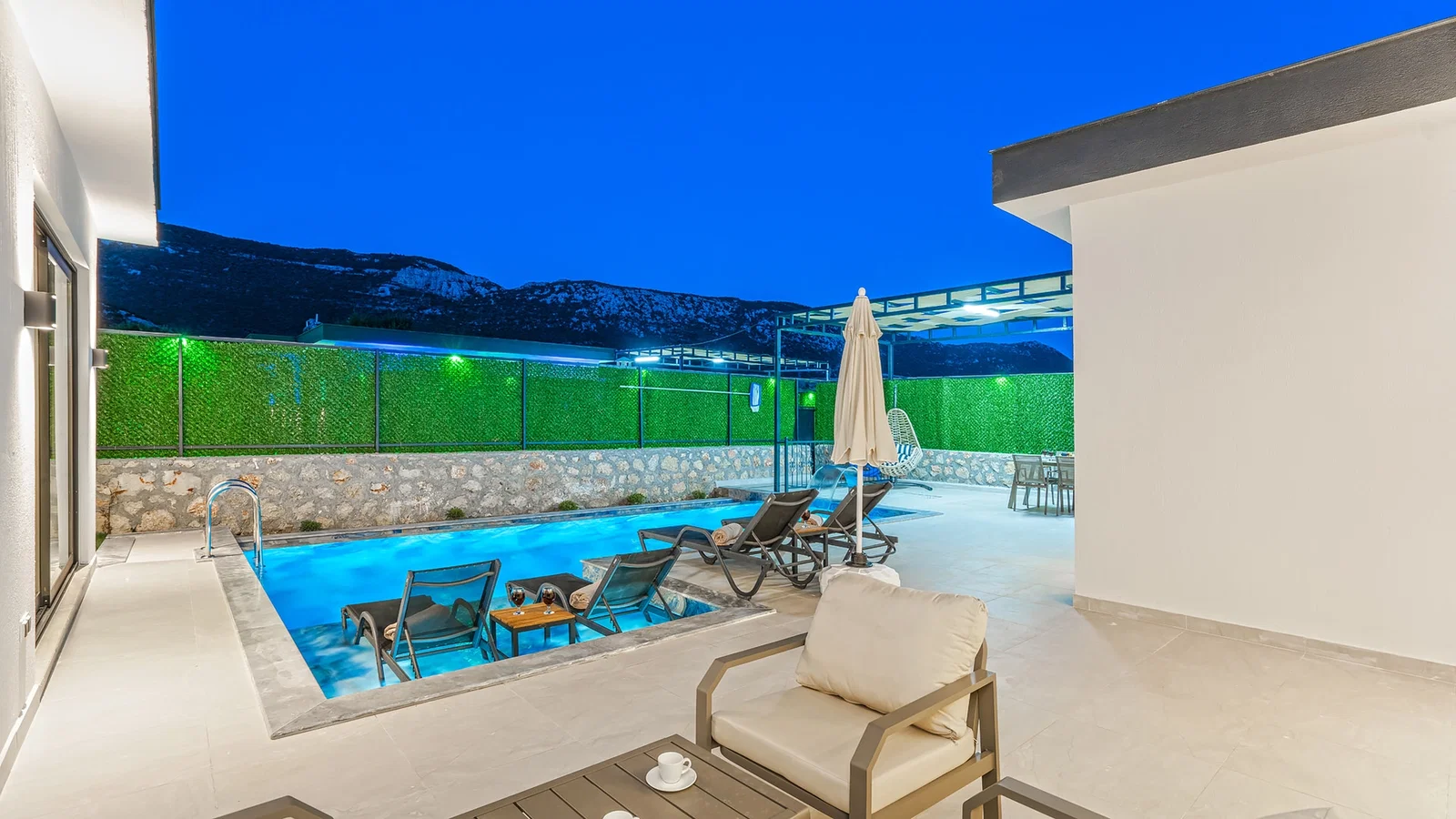 Bezirgan’da Huzurlu, Korunaklı Havuzlu, 2 Yatak Odalı, Kiralık Villa