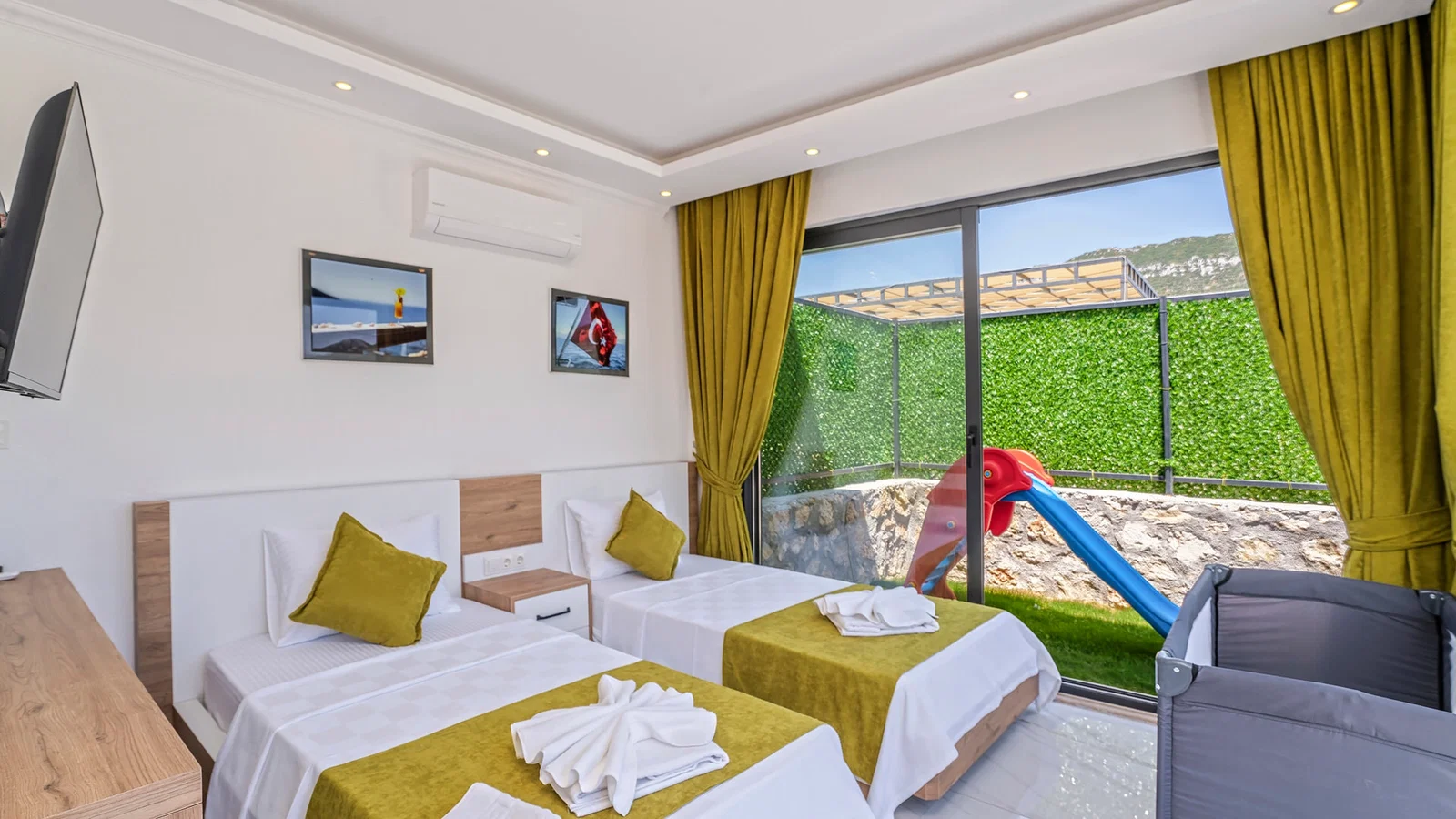Bezirgan’da Huzurlu, Korunaklı Havuzlu, 2 Yatak Odalı, Kiralık Villa