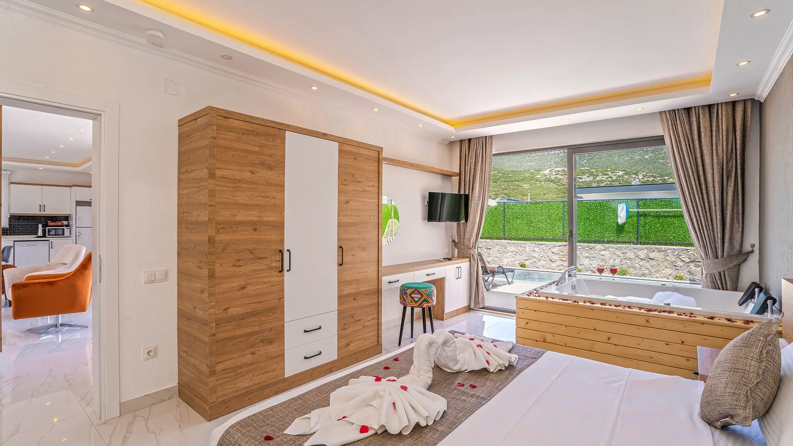 Bezirgan’da Huzurlu, Korunaklı Havuzlu, 2 Yatak Odalı, Kiralık Villa