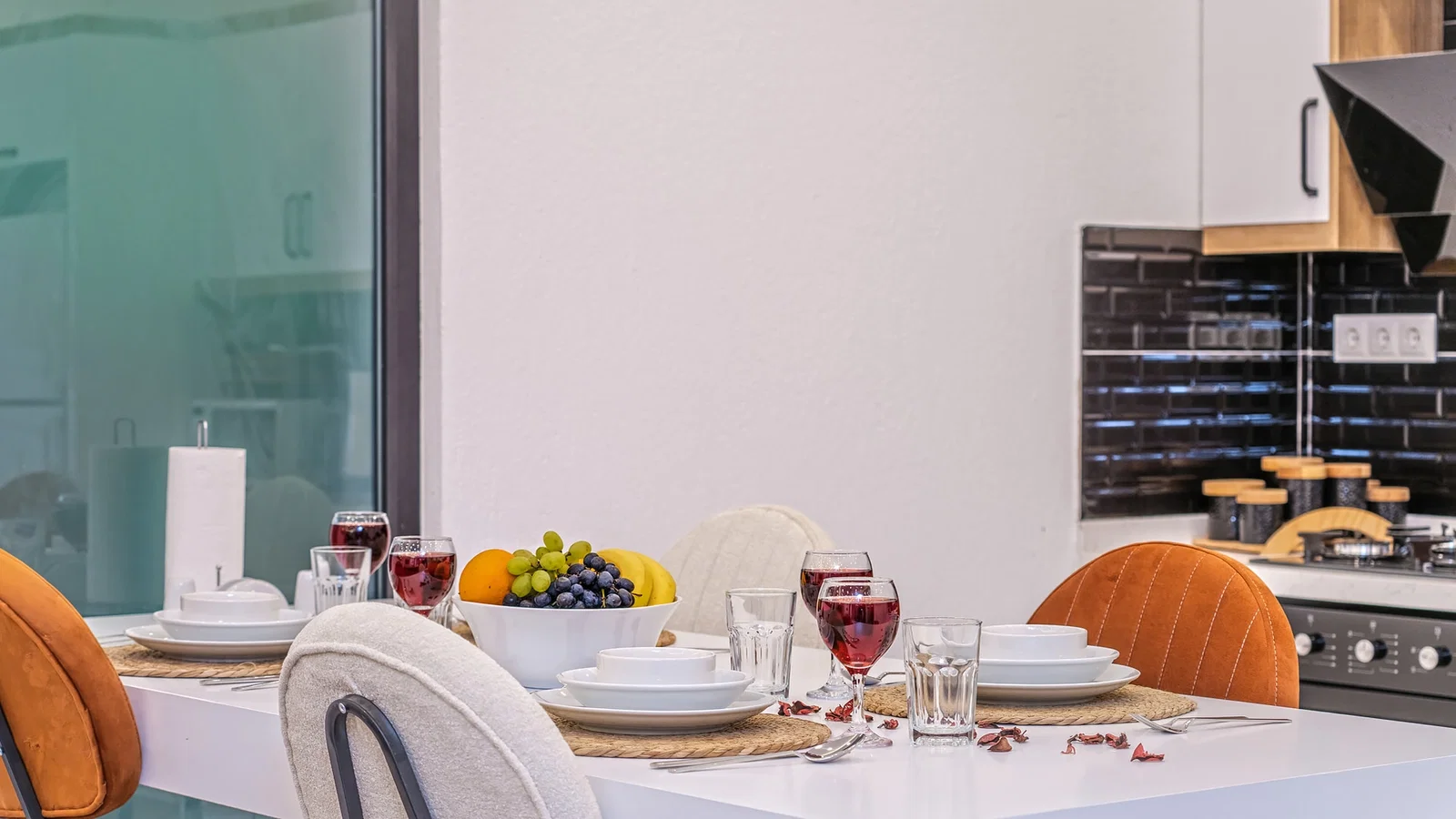 Bezirgan’da Huzurlu, Korunaklı Havuzlu, 2 Yatak Odalı, Kiralık Villa