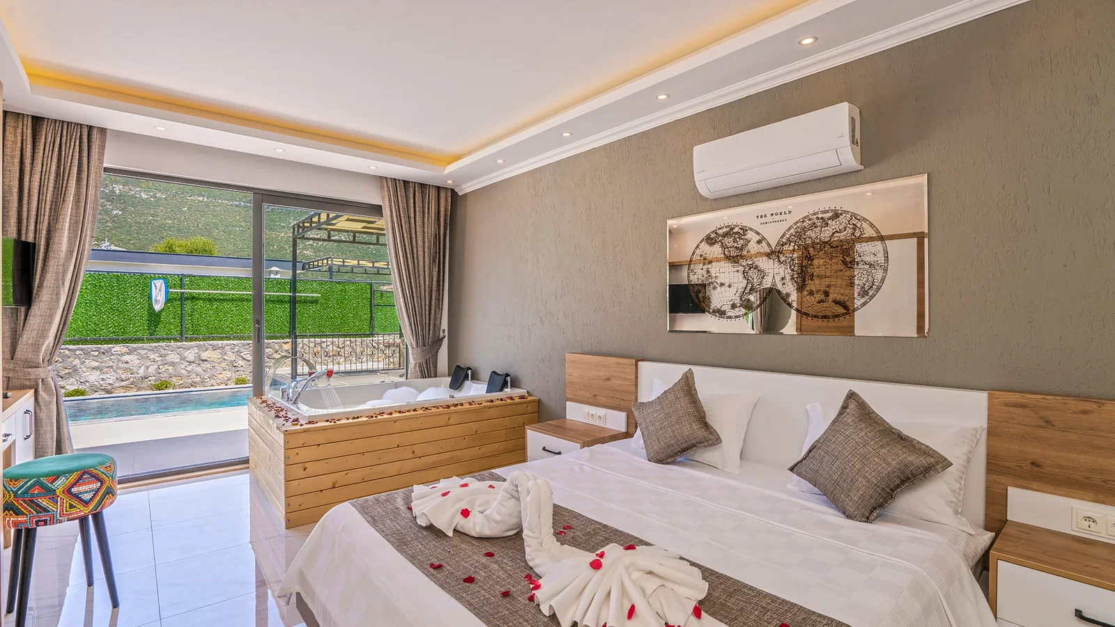 Bezirgan’da Huzurlu, Korunaklı Havuzlu, 2 Yatak Odalı, Kiralık Villa