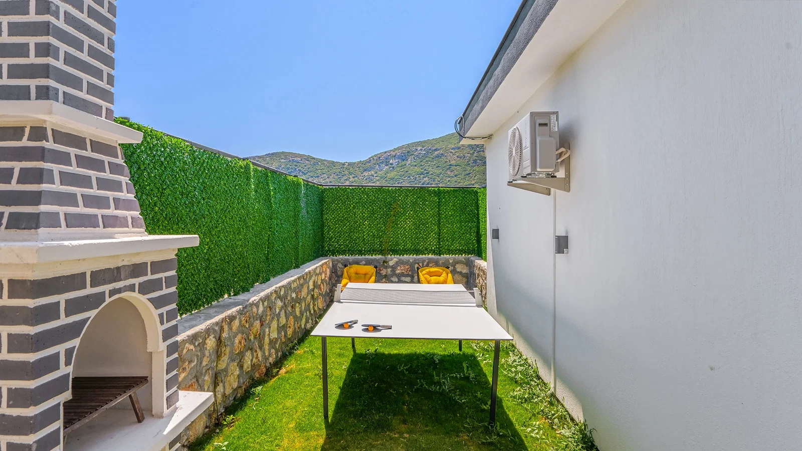 Bezirgan’da Huzurlu, Korunaklı Havuzlu, 2 Yatak Odalı, Kiralık Villa