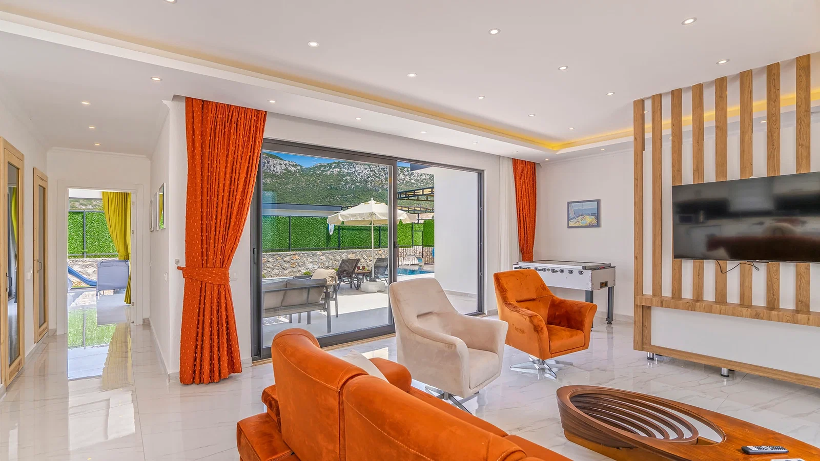 Bezirgan’da Huzurlu, Korunaklı Havuzlu, 2 Yatak Odalı, Kiralık Villa