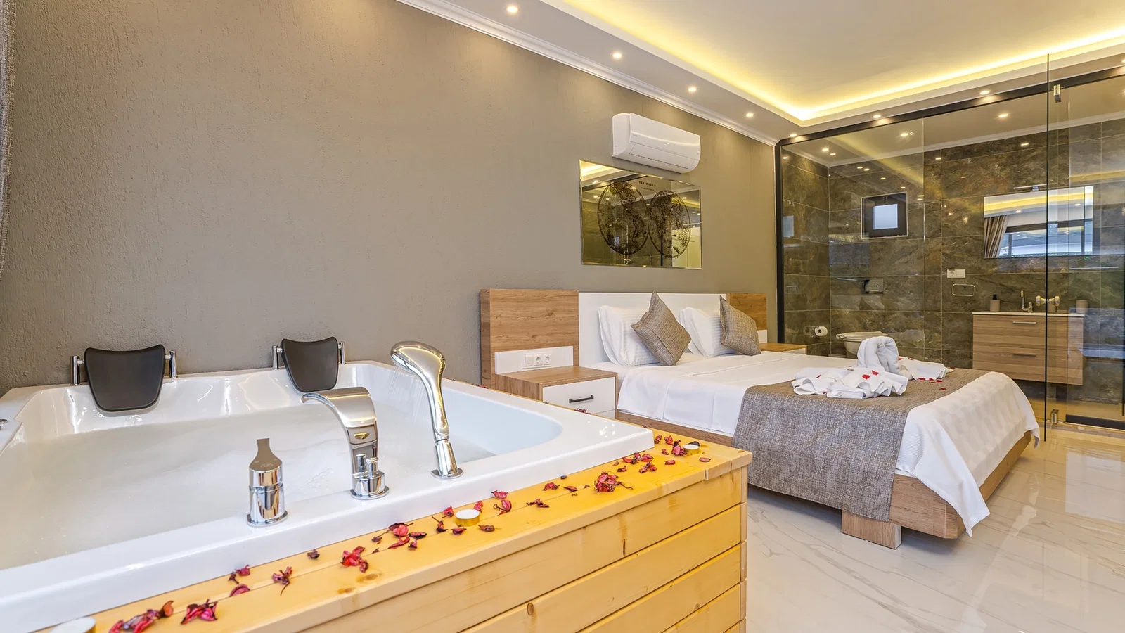 Bezirgan’da Huzurlu, Korunaklı Havuzlu, 2 Yatak Odalı, Kiralık Villa