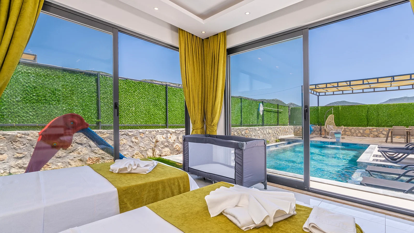 Bezirgan’da Huzurlu, Korunaklı Havuzlu, 2 Yatak Odalı, Kiralık Villa