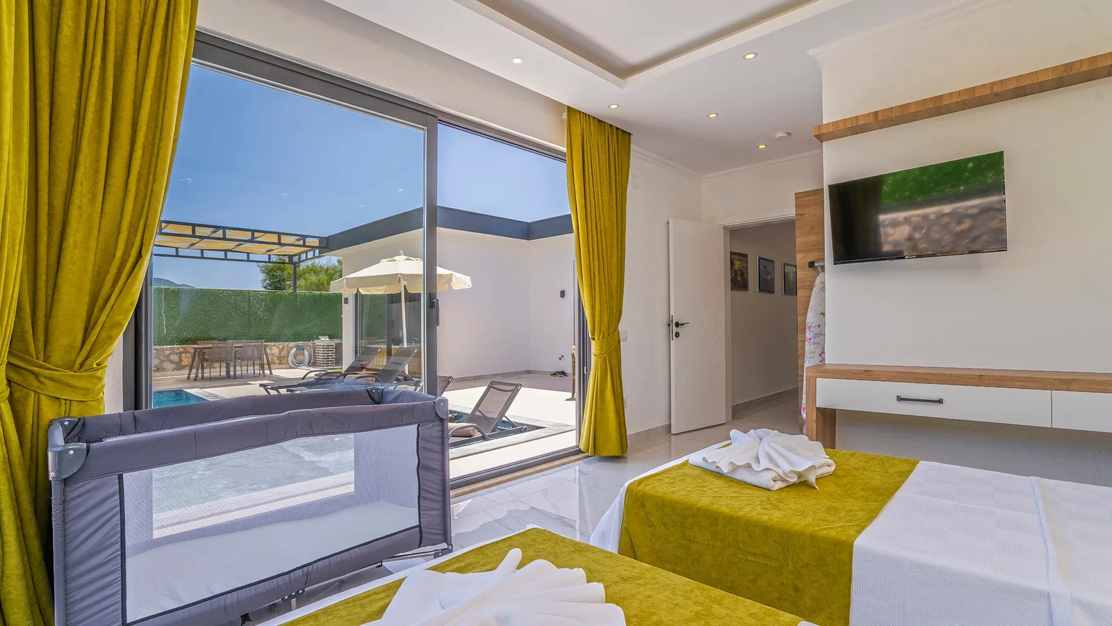 Bezirgan’da Huzurlu, Korunaklı Havuzlu, 2 Yatak Odalı, Kiralık Villa