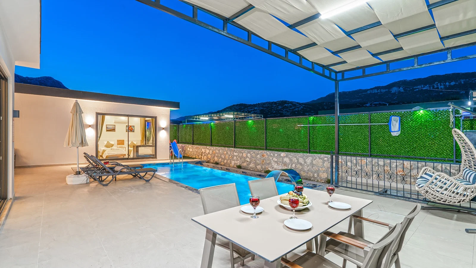 Bezirgan’da Huzurlu, Korunaklı Havuzlu, 2 Yatak Odalı, Kiralık Villa