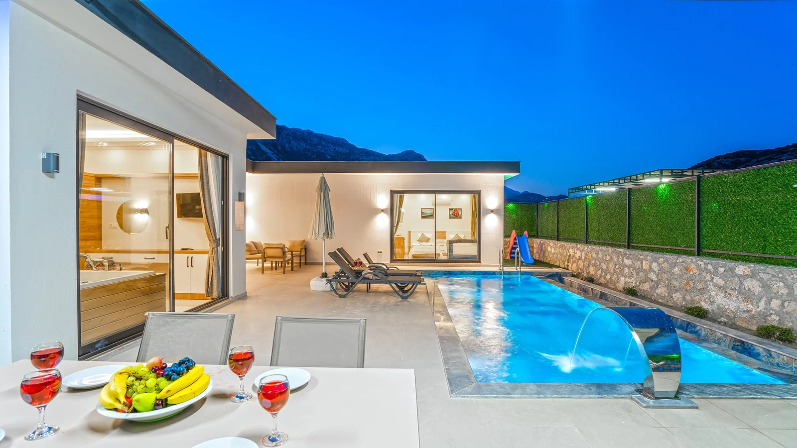 Bezirgan’da Huzurlu, Korunaklı Havuzlu, 2 Yatak Odalı, Kiralık Villa