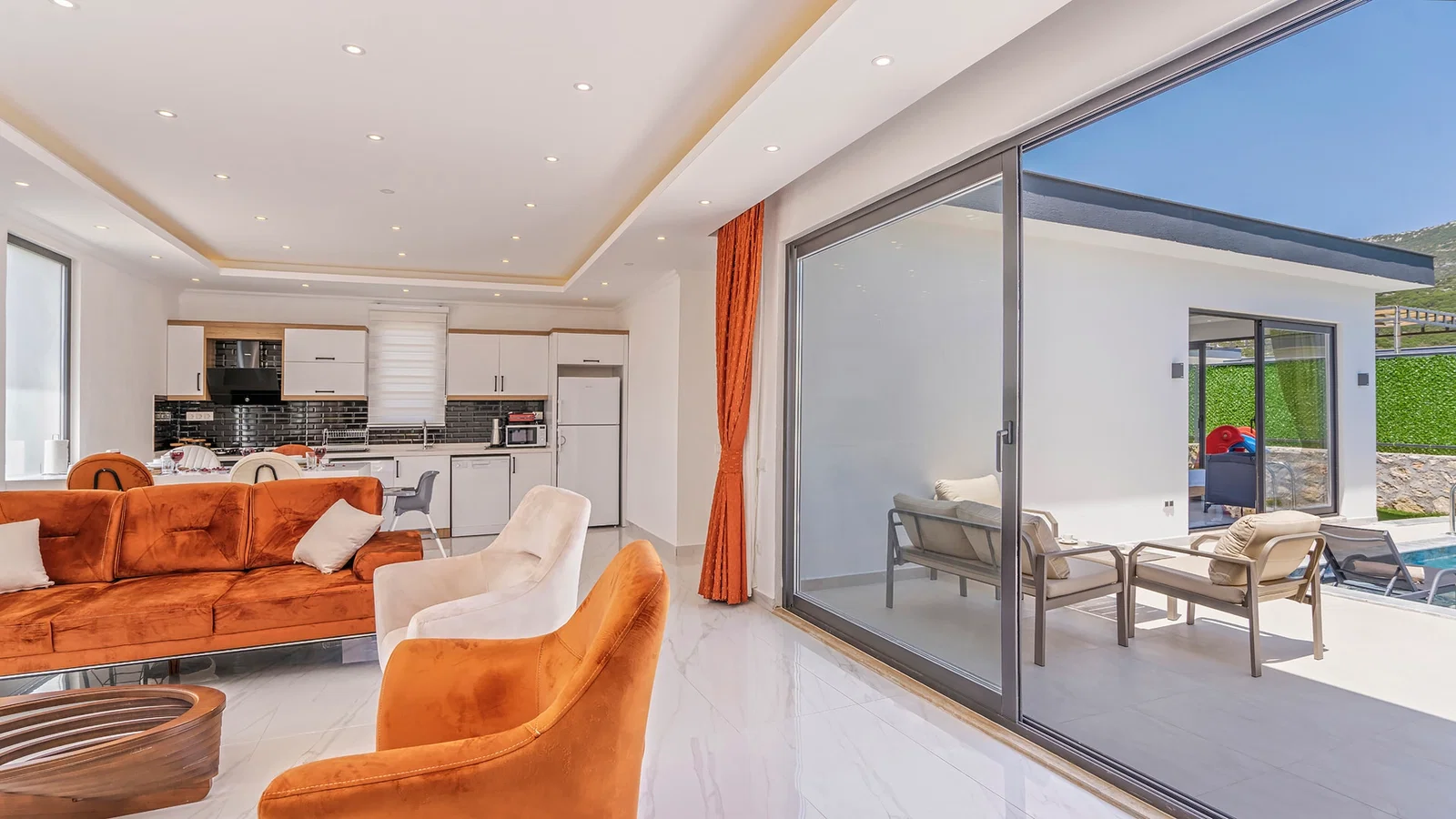 Bezirgan’da Huzurlu, Korunaklı Havuzlu, 2 Yatak Odalı, Kiralık Villa