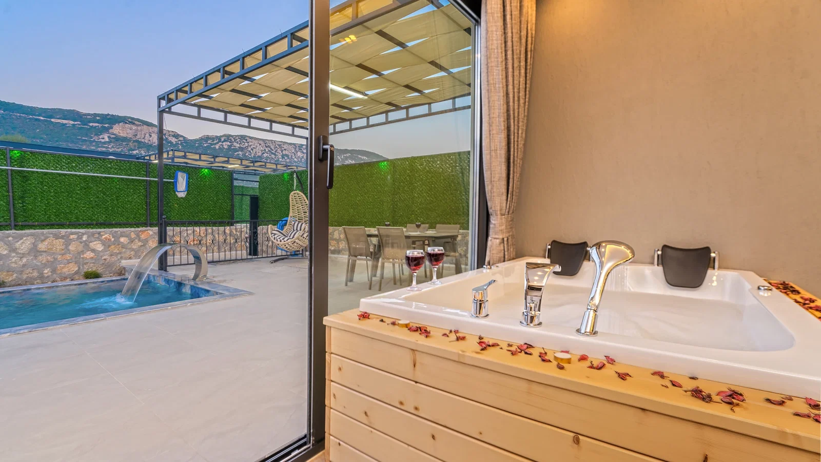 Bezirgan’da Huzurlu, Korunaklı Havuzlu, 2 Yatak Odalı, Kiralık Villa
