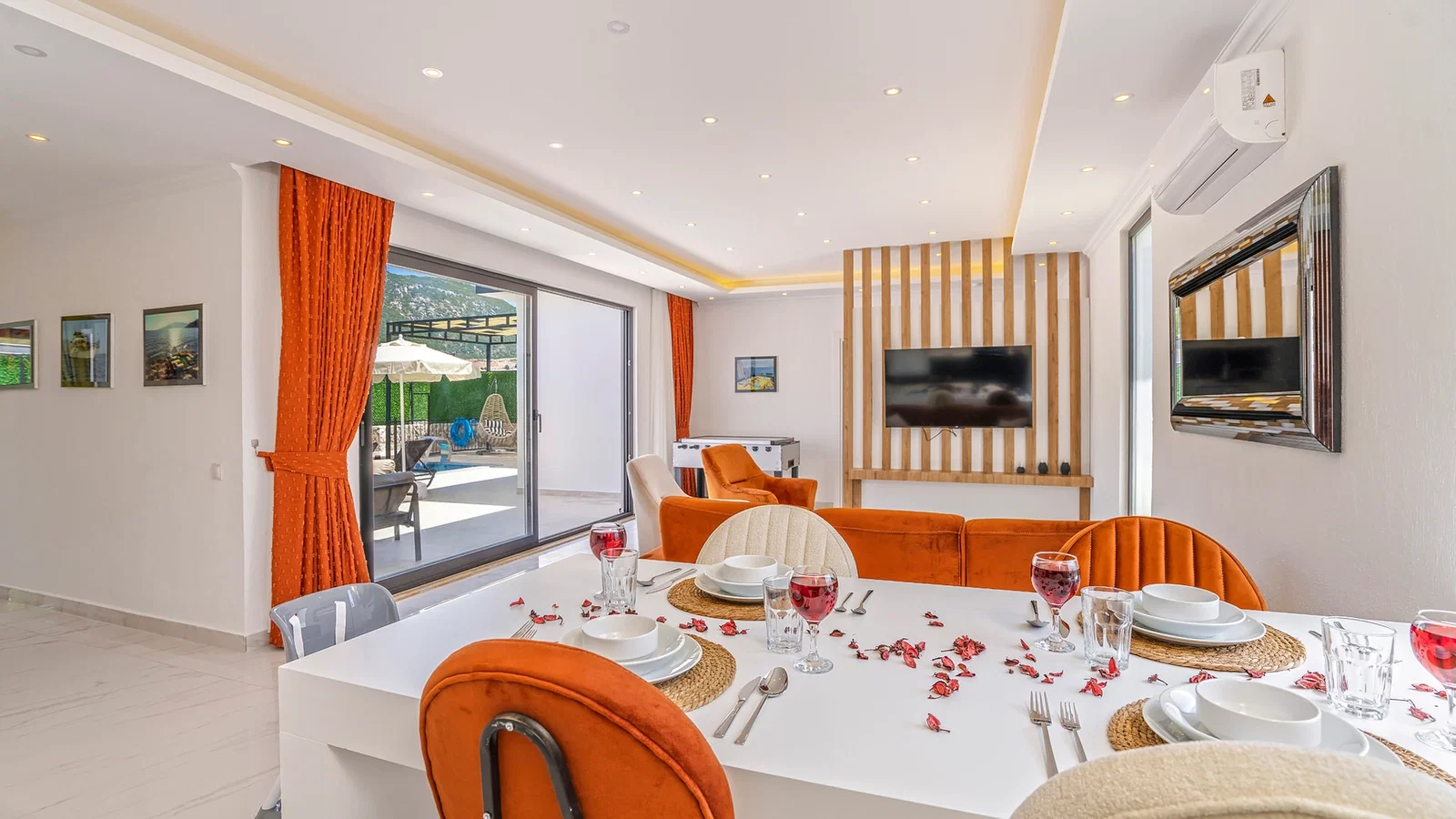 Bezirgan’da Huzurlu, Korunaklı Havuzlu, 2 Yatak Odalı, Kiralık Villa