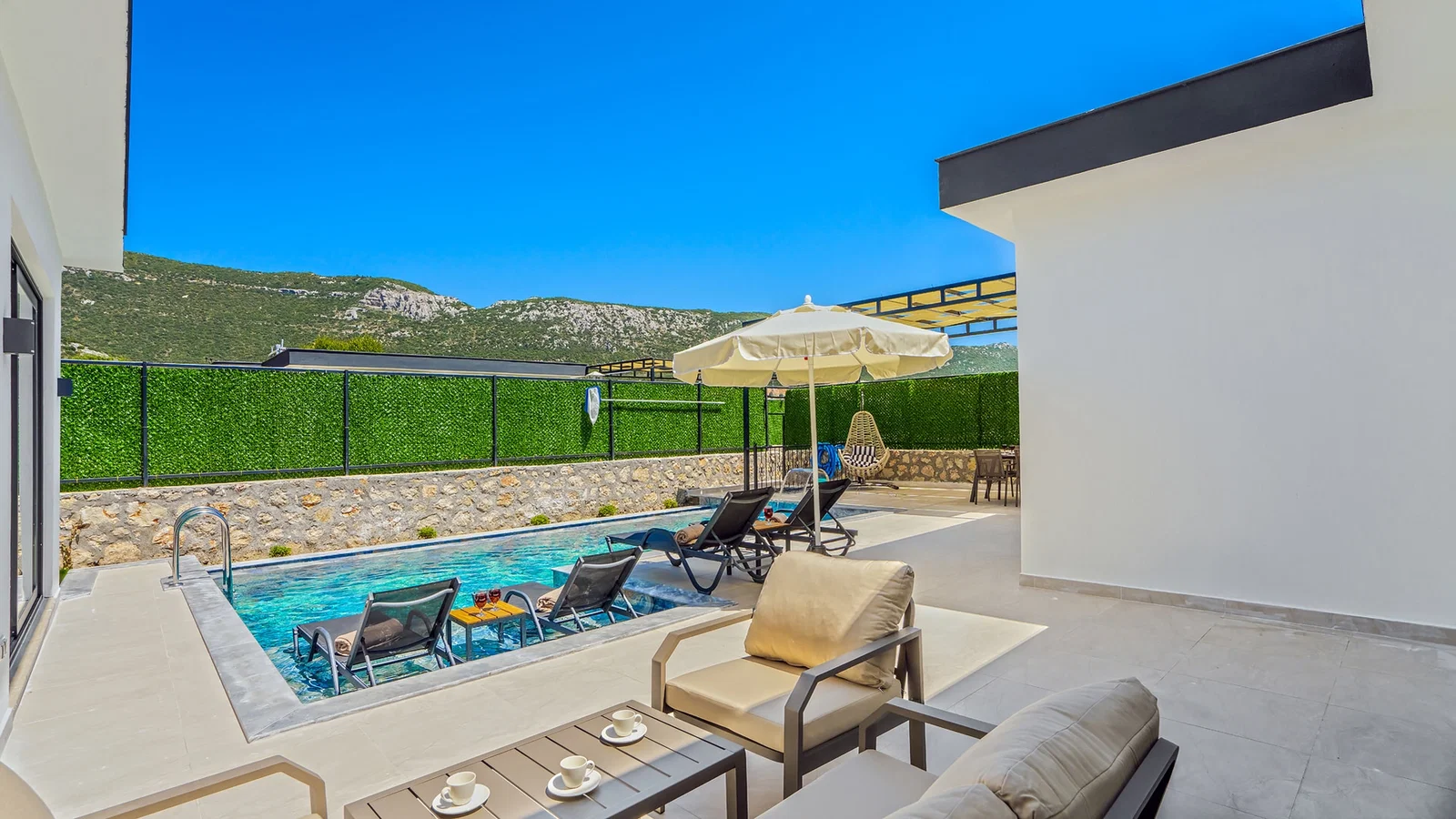 Bezirgan’da Huzurlu, Korunaklı Havuzlu, 2 Yatak Odalı, Kiralık Villa