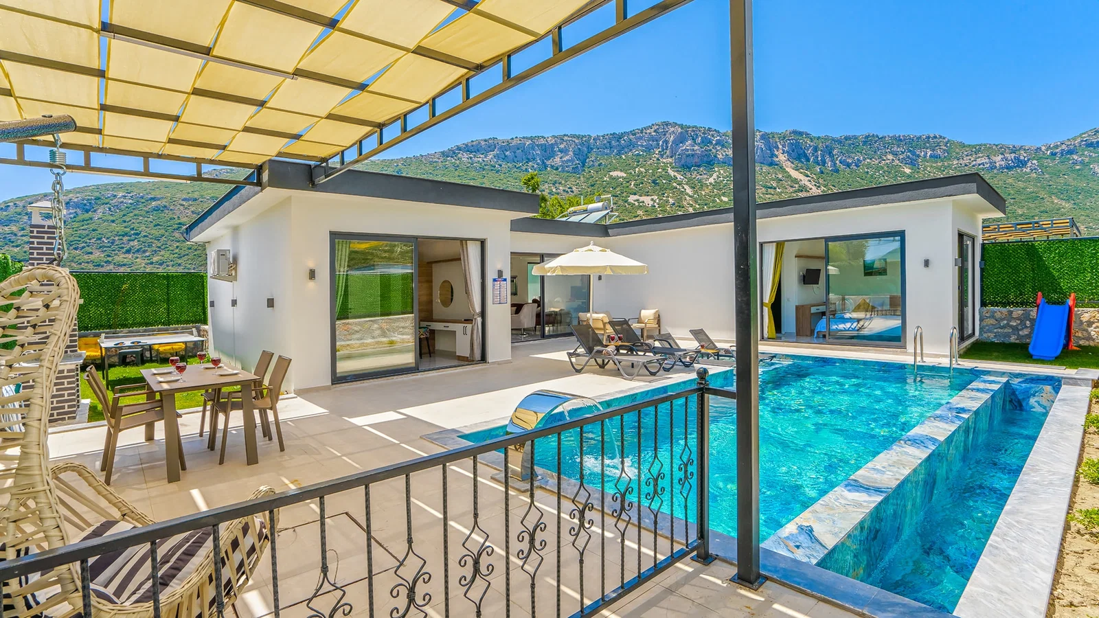 Bezirgan’da Huzurlu, Korunaklı Havuzlu, 2 Yatak Odalı, Kiralık Villa