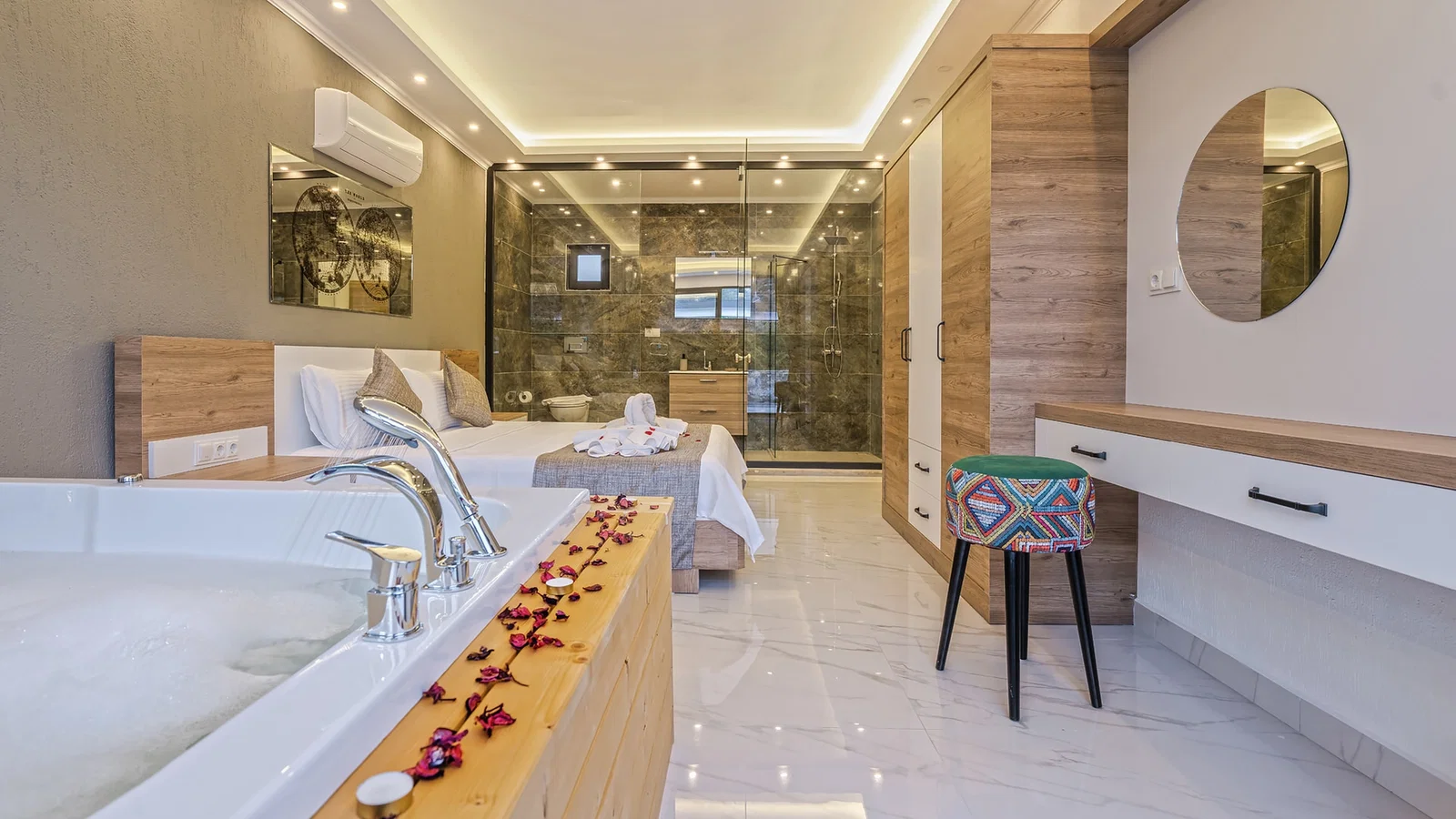 Bezirgan’da Huzurlu, Korunaklı Havuzlu, 2 Yatak Odalı, Kiralık Villa