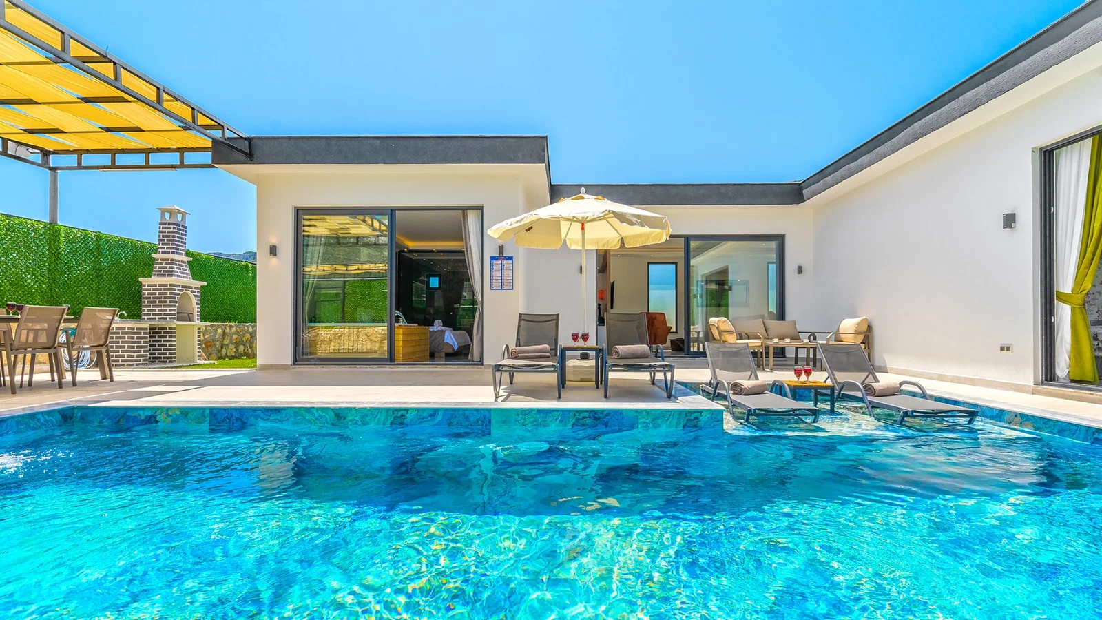 Bezirgan’da Huzurlu, Korunaklı Havuzlu, 2 Yatak Odalı, Kiralık Villa