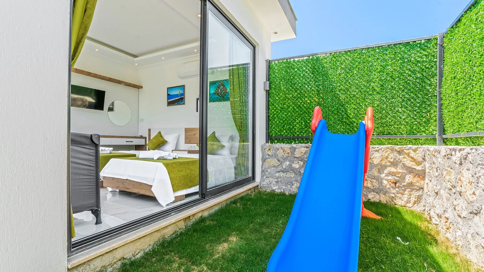 Bezirgan’da Huzurlu, Korunaklı Havuzlu, 2 Yatak Odalı, Kiralık Villa