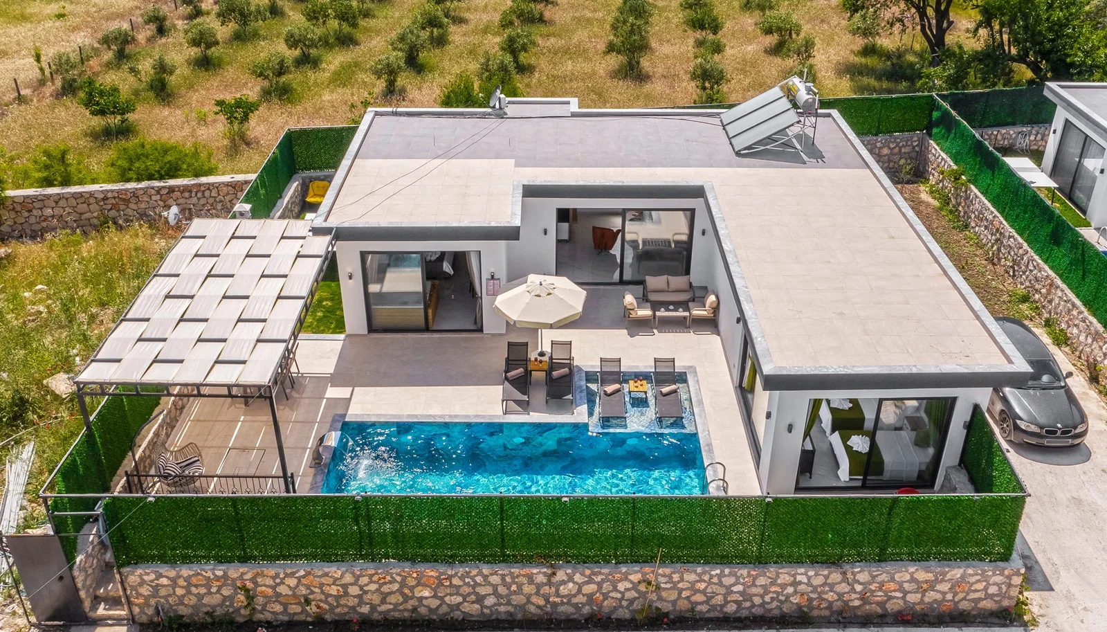 Bezirgan’da Huzurlu, Korunaklı Havuzlu, 2 Yatak Odalı, Kiralık Villa