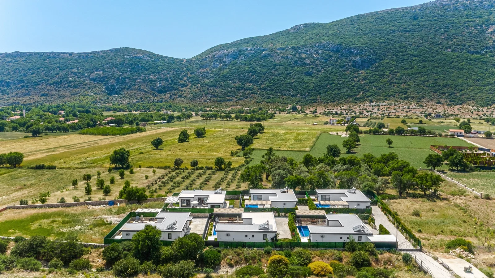 Bezirgan’da Huzurlu, Korunaklı Havuzlu, 2 Yatak Odalı, Kiralık Villa