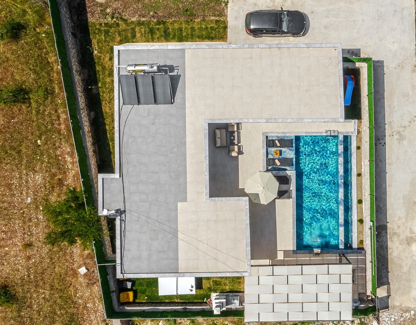 Bezirgan’da Huzurlu, Korunaklı Havuzlu, 2 Yatak Odalı, Kiralık Villa