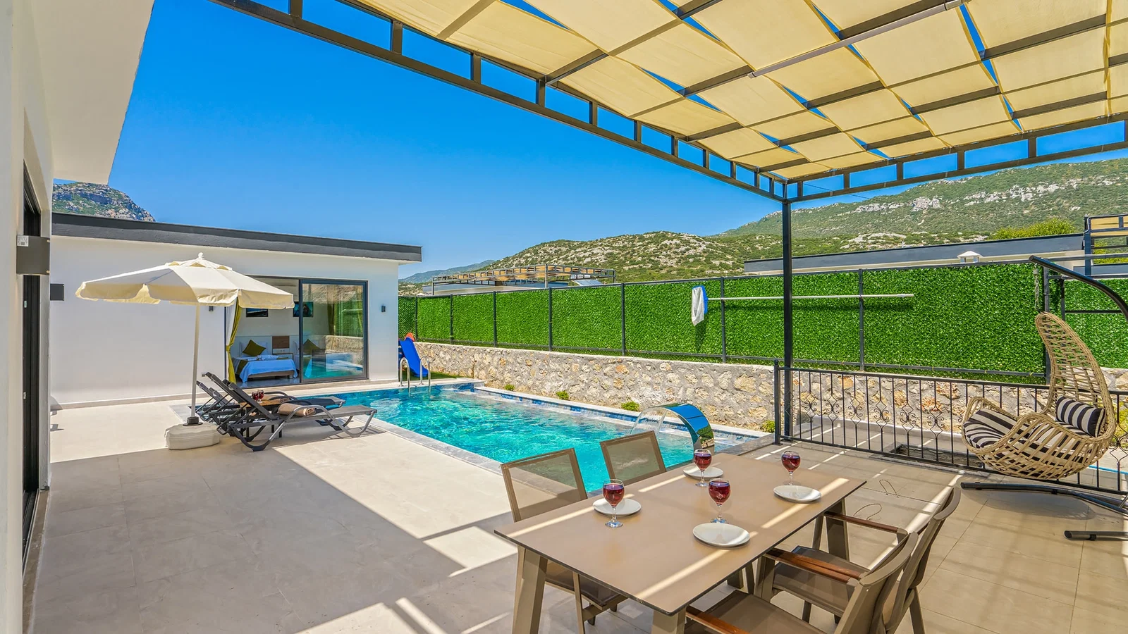 Bezirgan’da Huzurlu, Korunaklı Havuzlu, 2 Yatak Odalı, Kiralık Villa