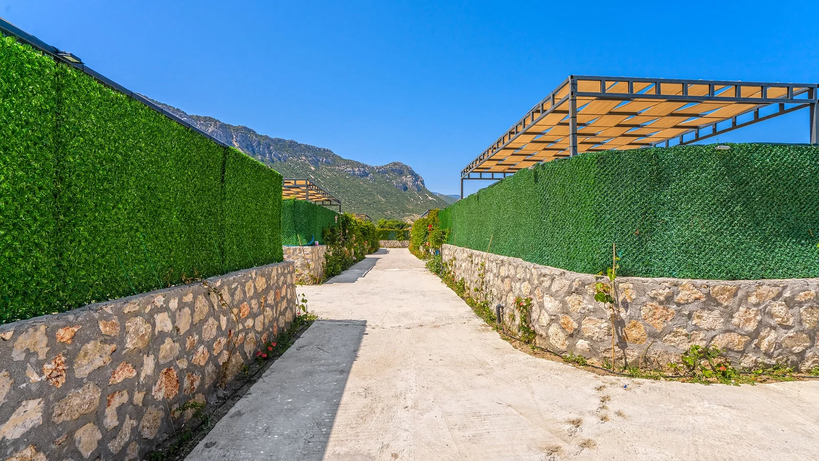 Bezirgan’da Huzurlu, Korunaklı Havuzlu, 2 Yatak Odalı, Kiralık Villa