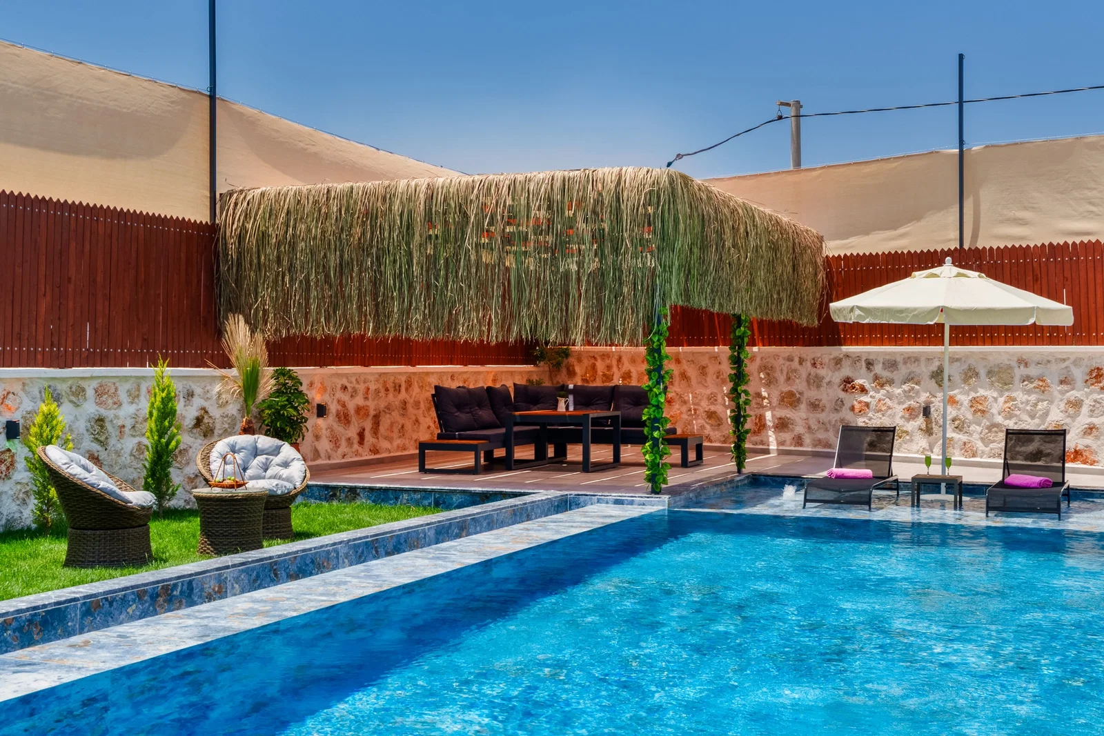 Çavdır’da Korunaklı, Özel Havuzlu, Jakuzili, Kiralık Villa
