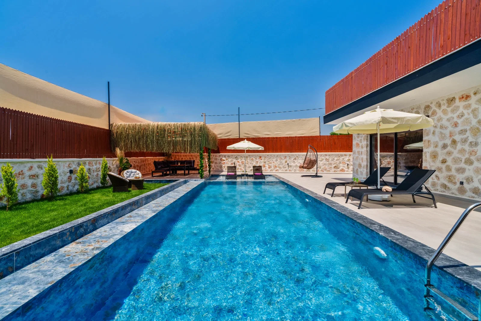 Çavdır’da Korunaklı, Özel Havuzlu, Jakuzili, Kiralık Villa