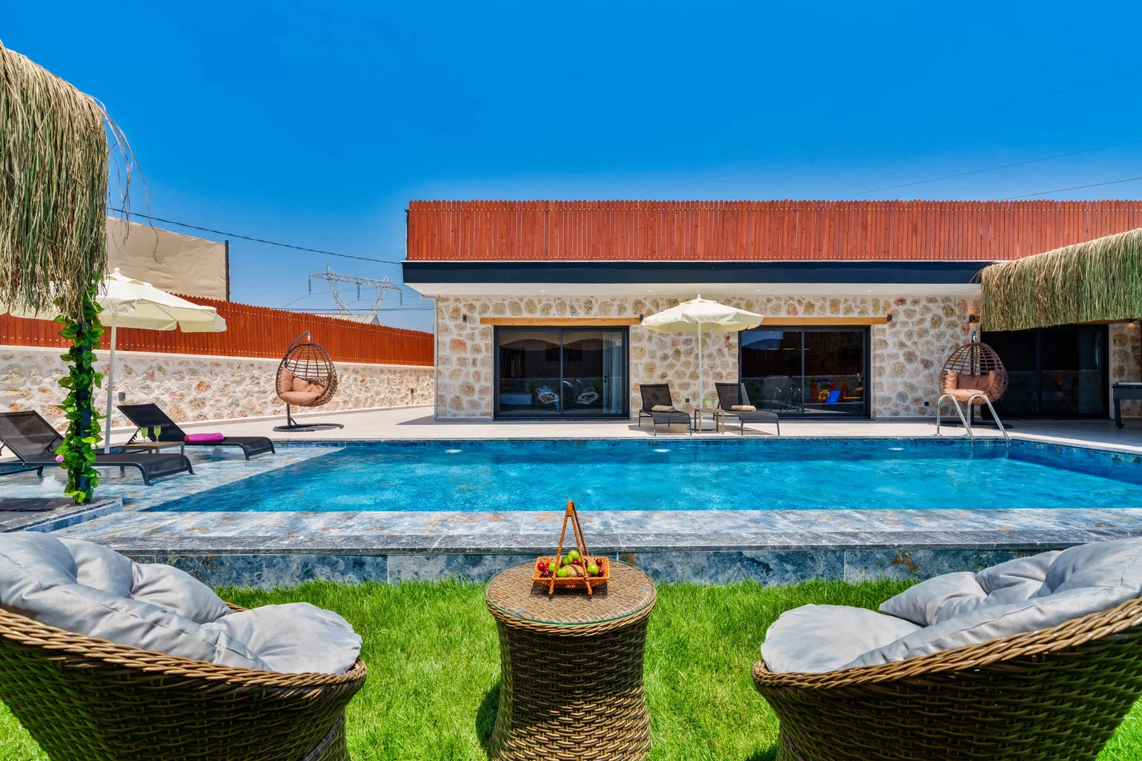 Çavdır’da Korunaklı, Özel Havuzlu, Jakuzili, Kiralık Villa