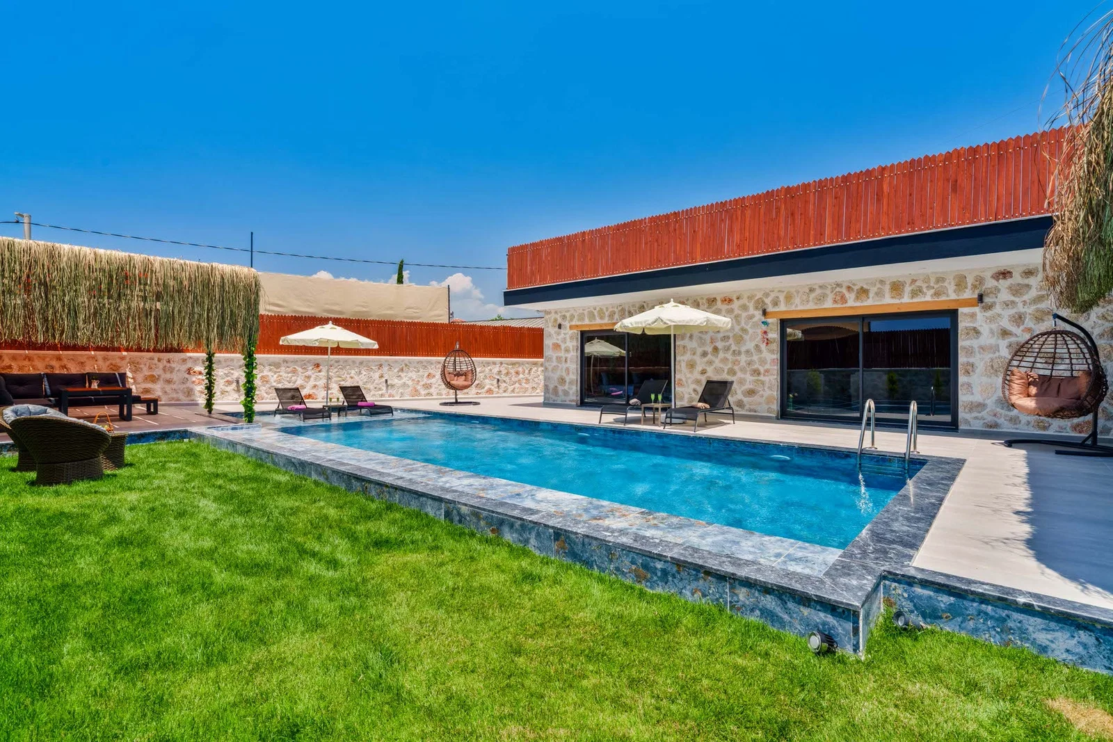 Çavdır’da Korunaklı, Özel Havuzlu, Jakuzili, Kiralık Villa