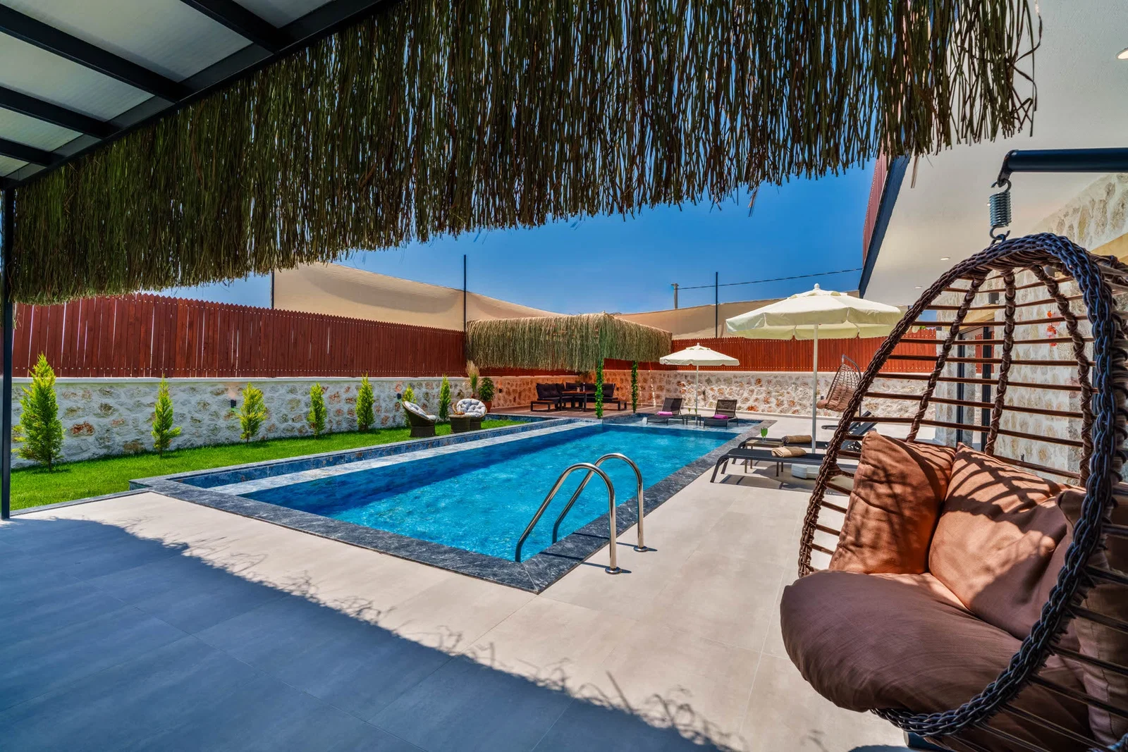 Çavdır’da Korunaklı, Özel Havuzlu, Jakuzili, Kiralık Villa
