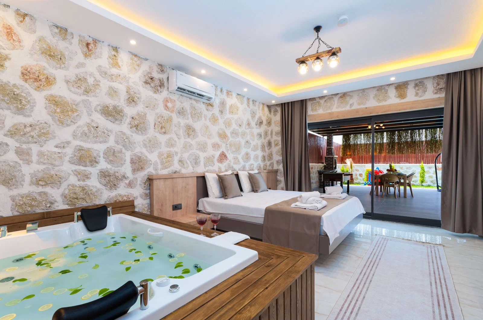 Çavdır’da Korunaklı, Özel Havuzlu, Jakuzili, Kiralık Villa