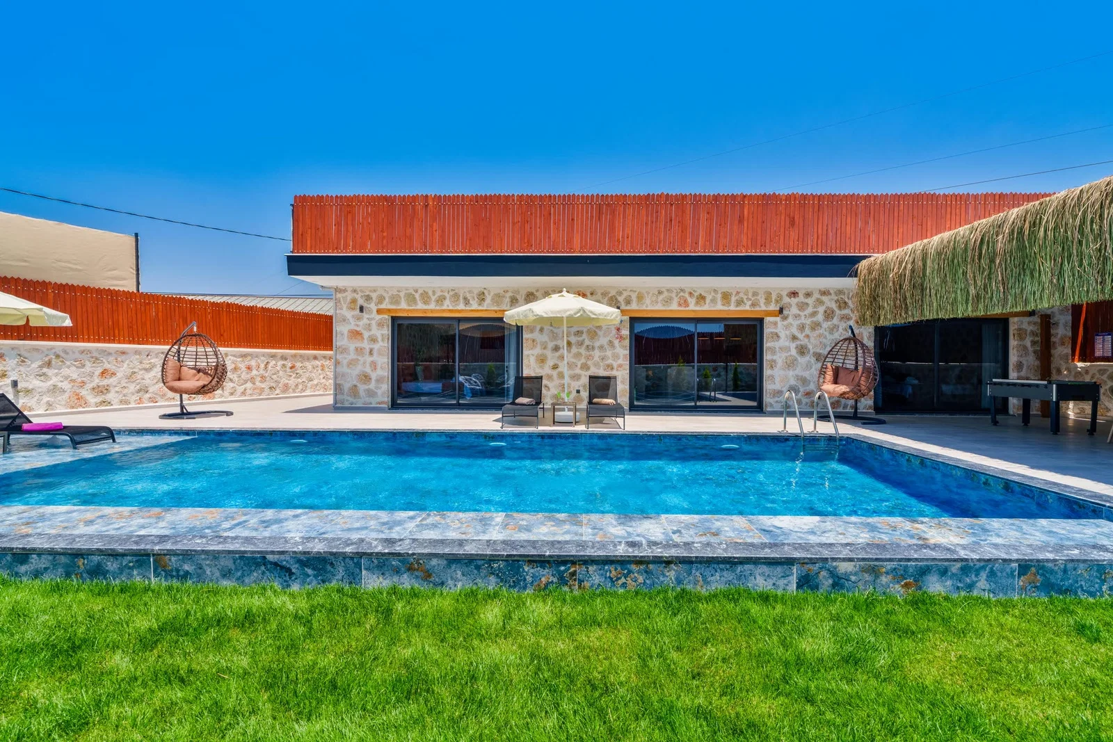 Çavdır’da Korunaklı, Özel Havuzlu, Jakuzili, Kiralık Villa