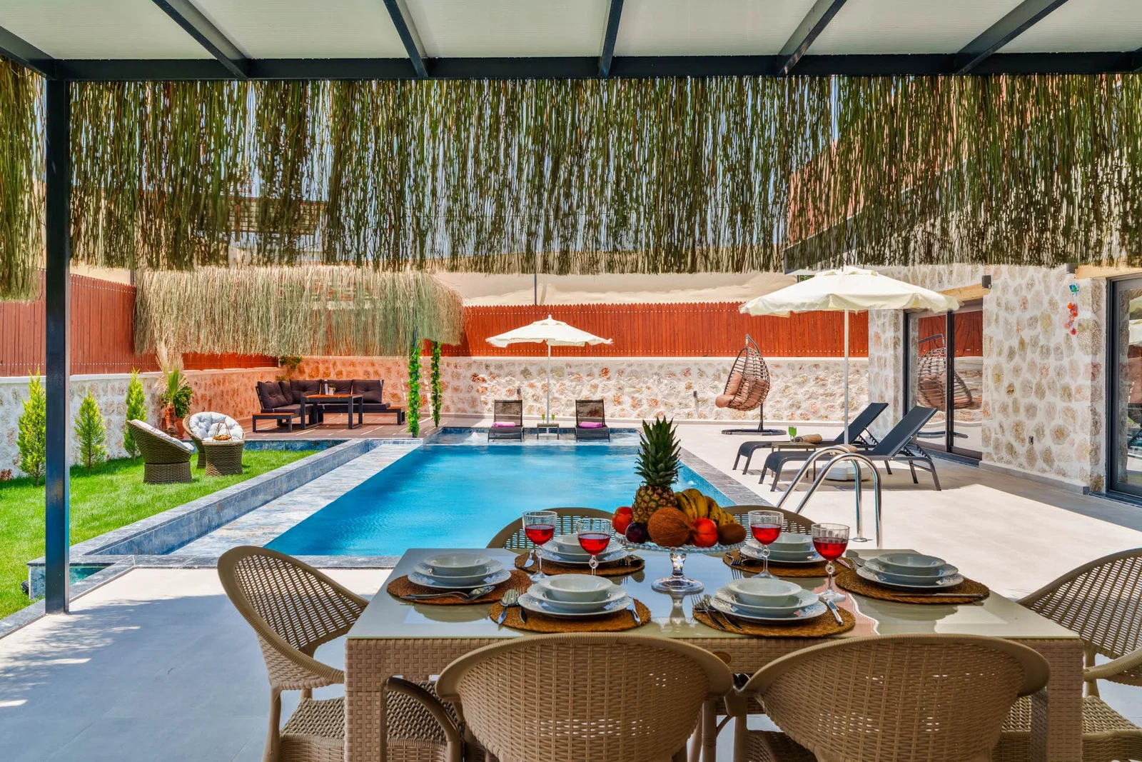 Çavdır’da Korunaklı, Özel Havuzlu, Jakuzili, Kiralık Villa