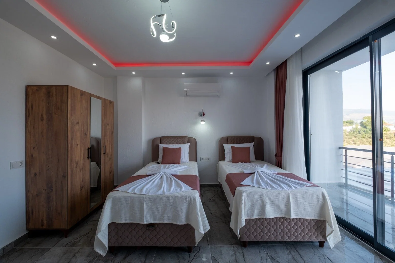 Çavdır’da Balayı Çiftlerine Uygun, Korunaklı Havuzlu, 2 Yatak Odalı, Kiralık Villa