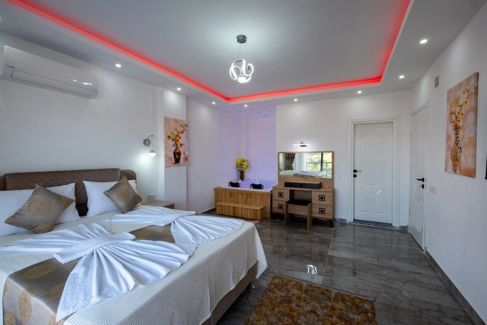 Çavdır’da Balayı Çiftlerine Uygun, Korunaklı Havuzlu, 2 Yatak Odalı, Kiralık Villa