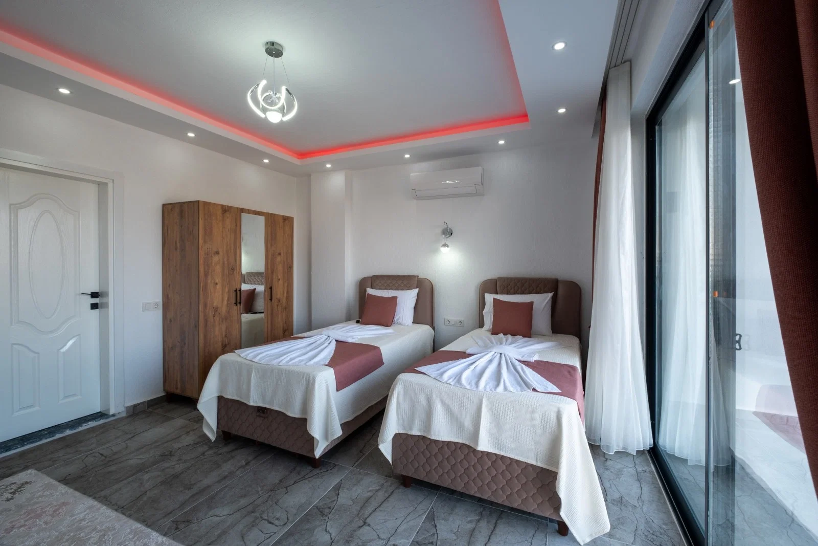 Çavdır’da Balayı Çiftlerine Uygun, Korunaklı Havuzlu, 2 Yatak Odalı, Kiralık Villa