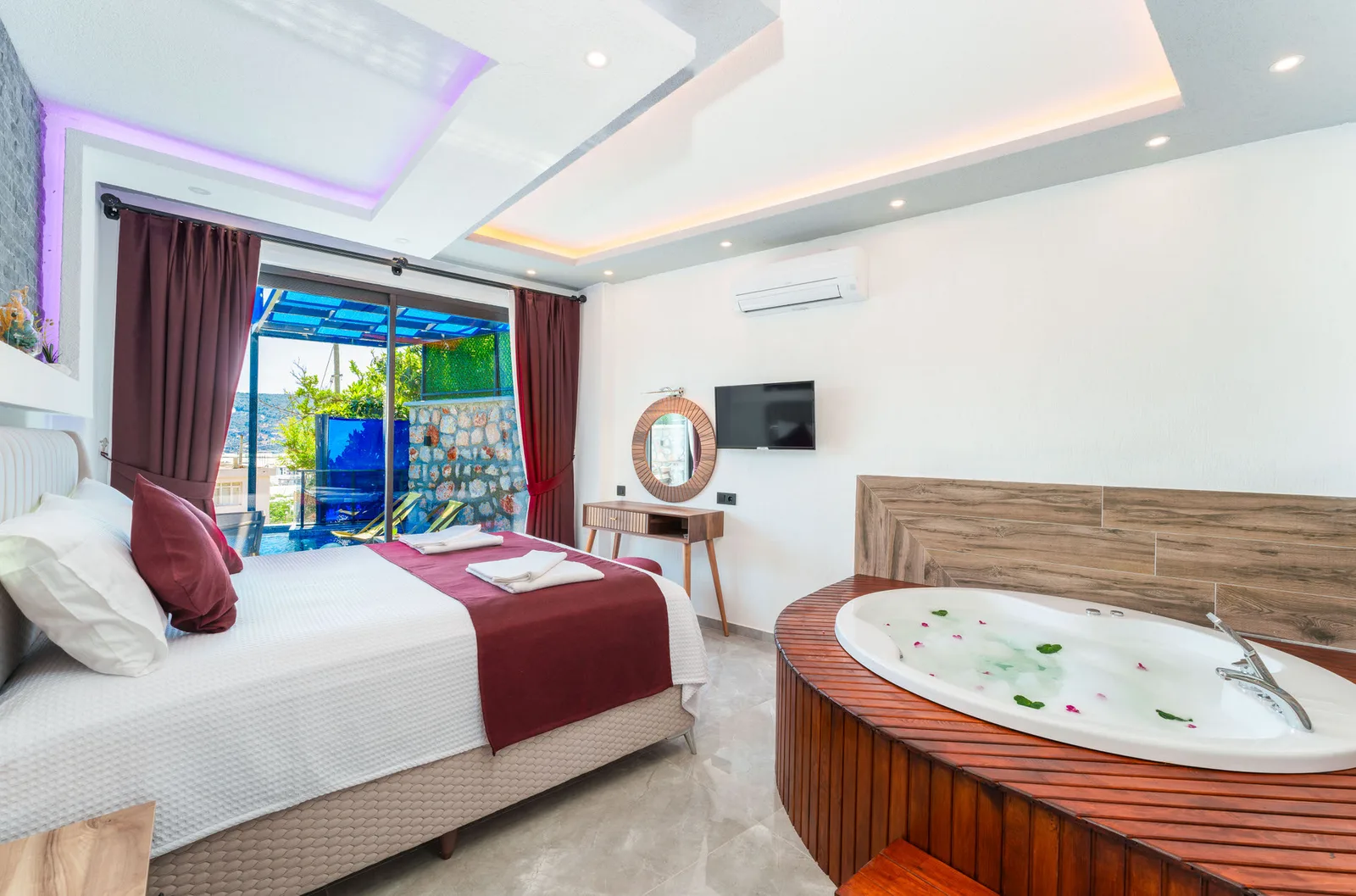 Yeşilköy’de Balayı Çiftlerine Uygun, Korunaklı Havuzlu, 2 Yatak Odalı, Kiralık Villa