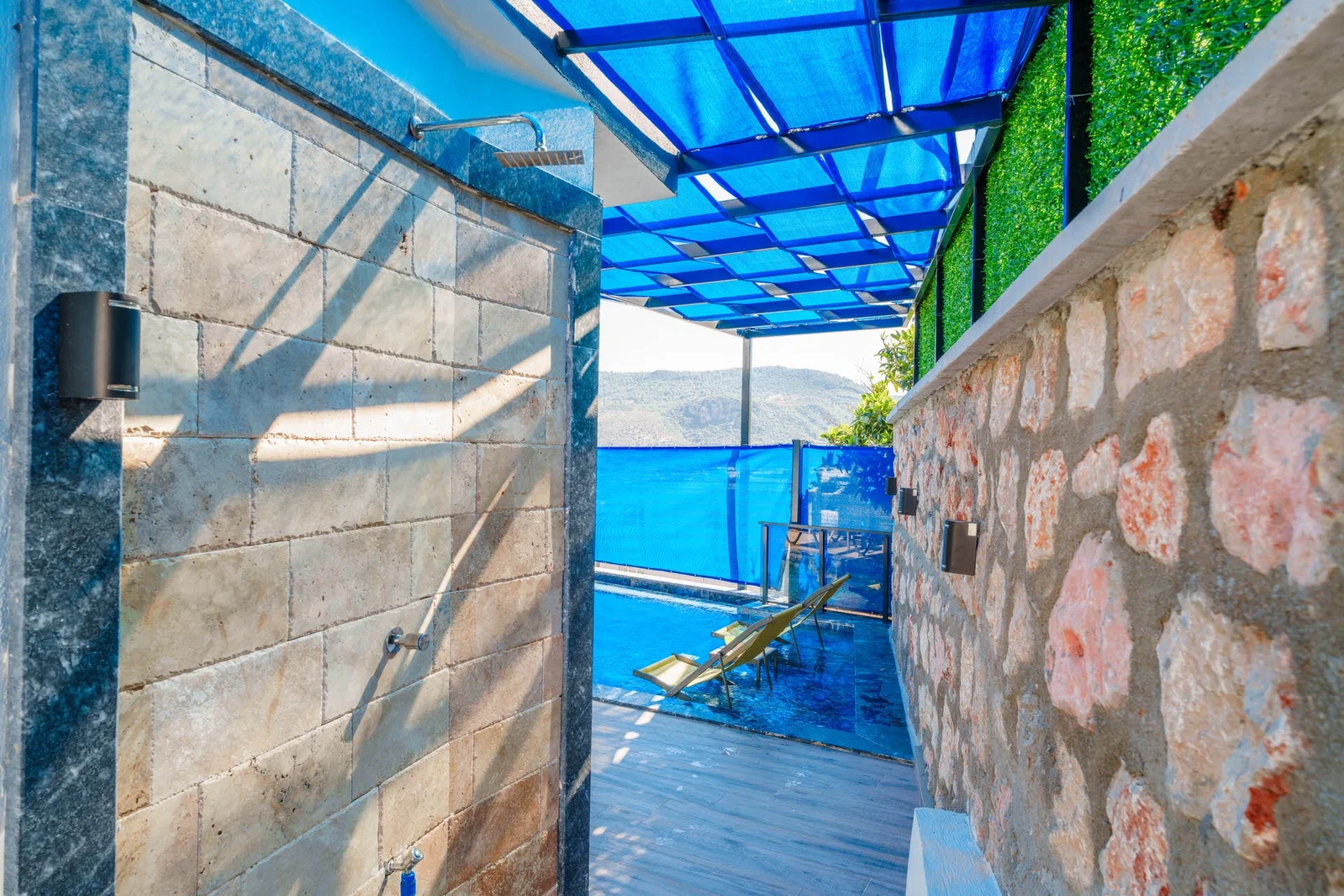 Yeşilköy’de Balayı Çiftlerine Uygun, Korunaklı Havuzlu, 2 Yatak Odalı, Kiralık Villa