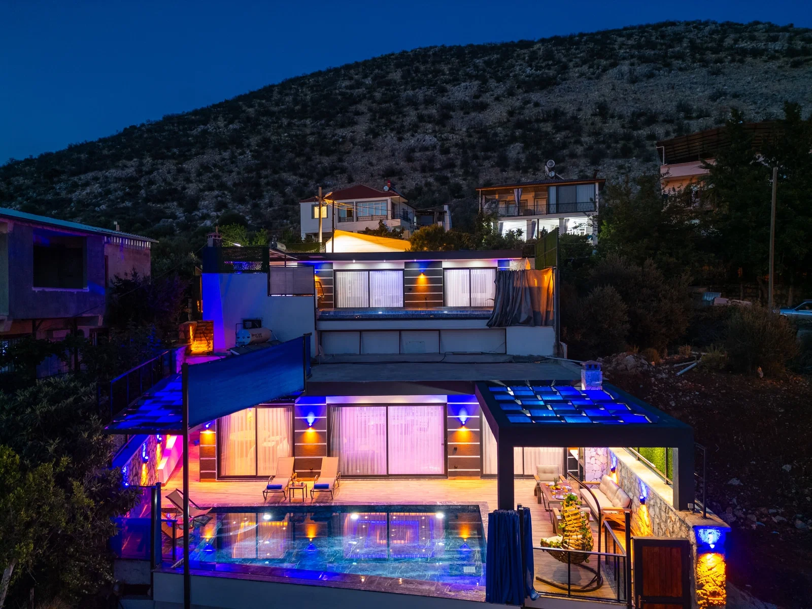 Yeşilköy’de Balayı Çiftlerine Uygun, Korunaklı Havuzlu, 2 Yatak Odalı, Kiralık Villa