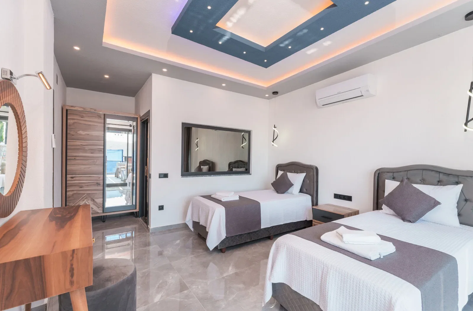 Yeşilköy’de Balayı Çiftlerine Uygun, Korunaklı Havuzlu, 2 Yatak Odalı, Kiralık Villa