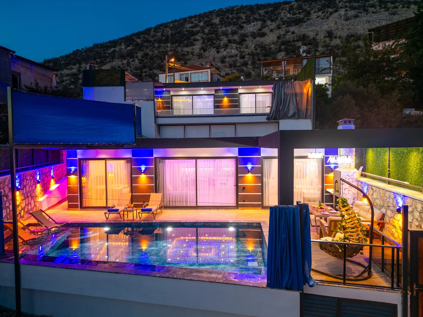 Yeşilköy’de Balayı Çiftlerine Uygun, Korunaklı Havuzlu, 2 Yatak Odalı, Kiralık Villa