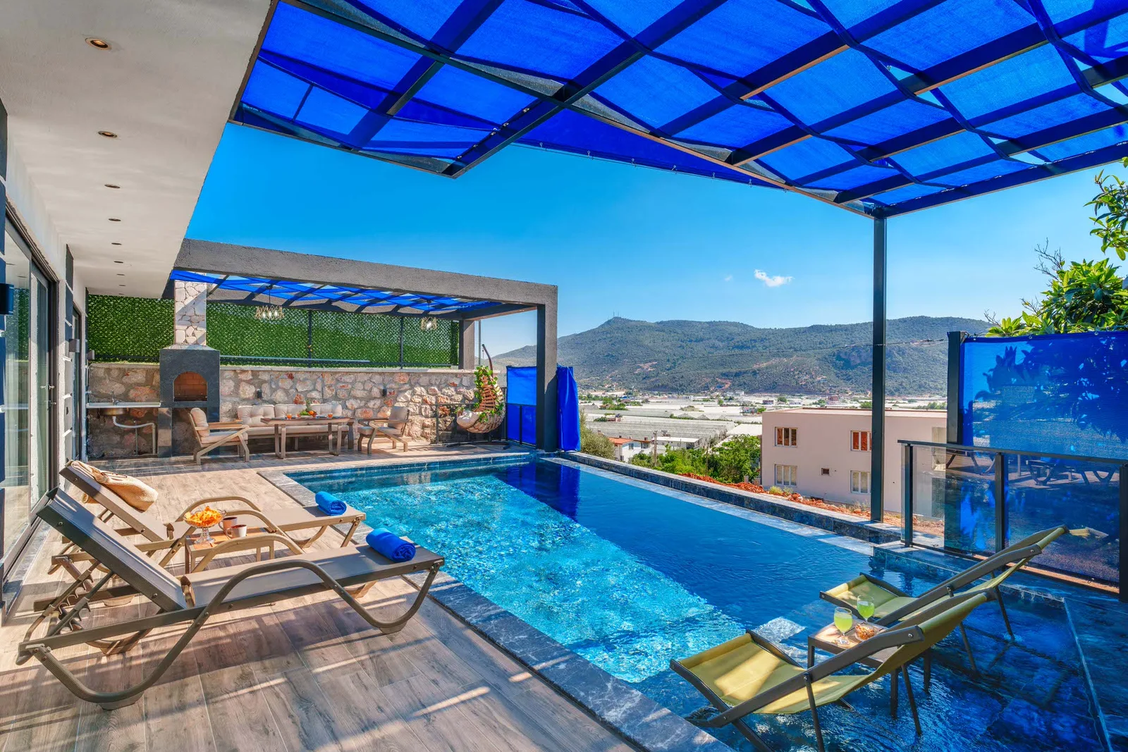 Yeşilköy’de Balayı Çiftlerine Uygun, Korunaklı Havuzlu, 2 Yatak Odalı, Kiralık Villa