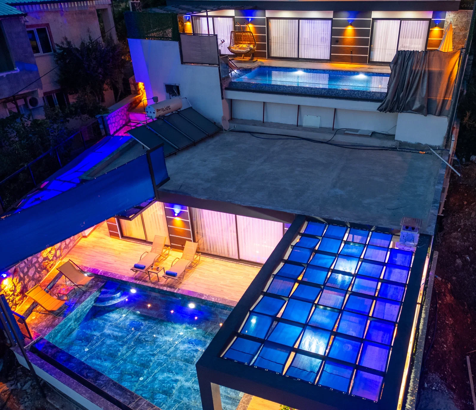 Yeşilköy’de Balayı Çiftlerine Uygun, Korunaklı Havuzlu, 2 Yatak Odalı, Kiralık Villa